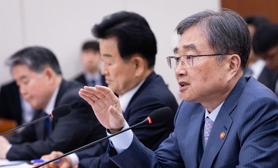 답변하는 조현 외교부 장관