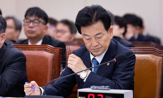 자료 검토하는 정동영 통일부 장관