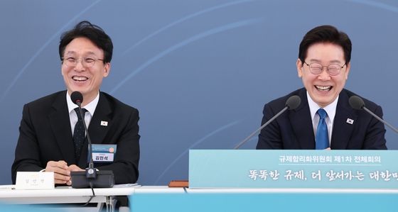 미소 짓는 이재명 대통령과 김민석 총리