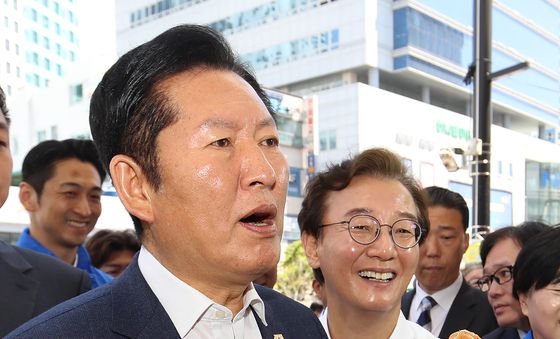 부전시장 붕어빵 맛보는 정청래·전재수