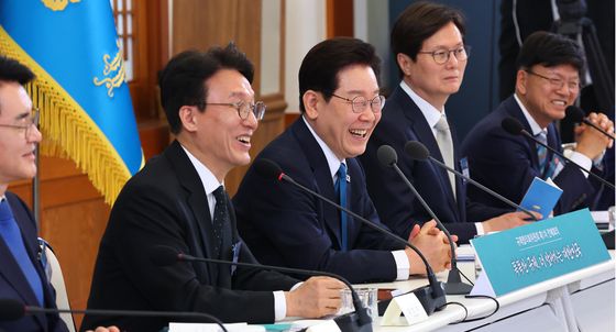 미소 짓는 이재명 대통령