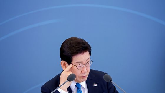 발언 경청하는 이재명 대통령