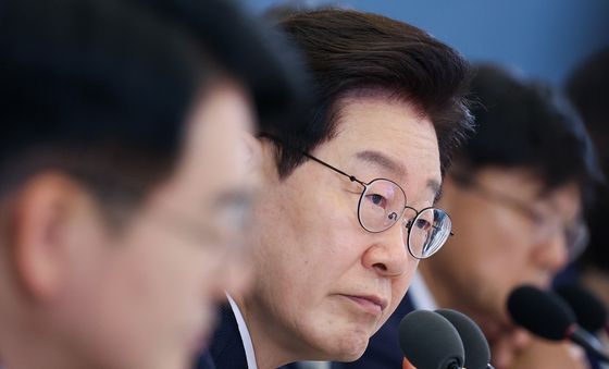 발언 경청하는 이재명 대통령