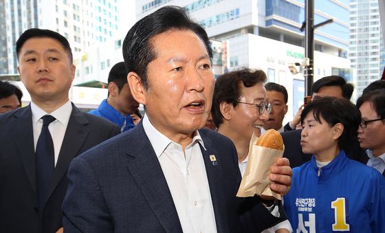 붕어빵 맛보는 정청래 대표