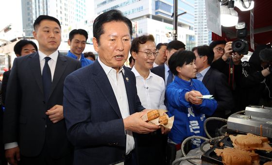 붕어빵 손에 든 정청래