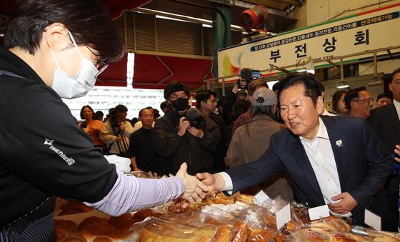 부전시장 상인과 인사하는 정청래