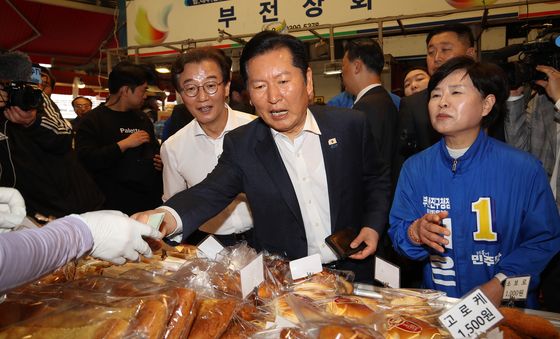 빵 구입하는 정청래 대표