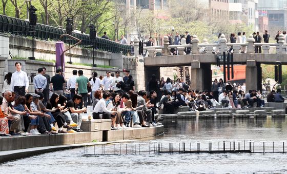 떄 이른 더위에 북적이는 청계천