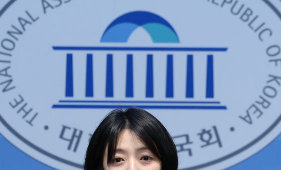 기자회견하는 배현진