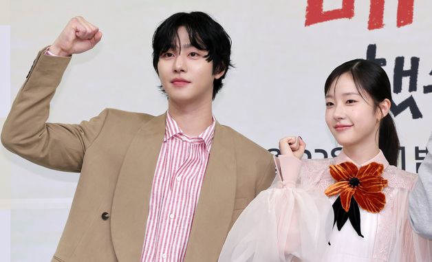 포즈 취하는 안효섭·채원빈