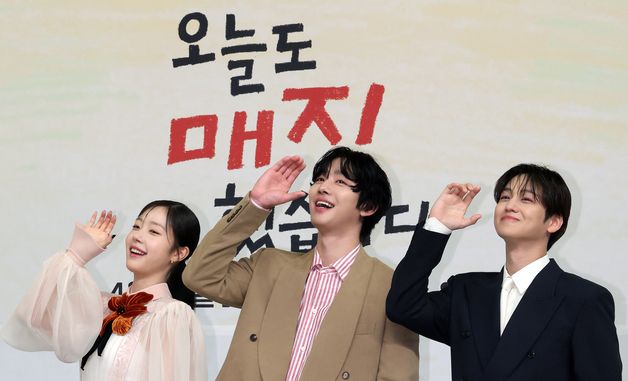 소다팝 포즈 취하는 채원빈·안효섭·김범