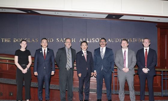 싱크탱크 간담회 기념 촬영하는 장동혁