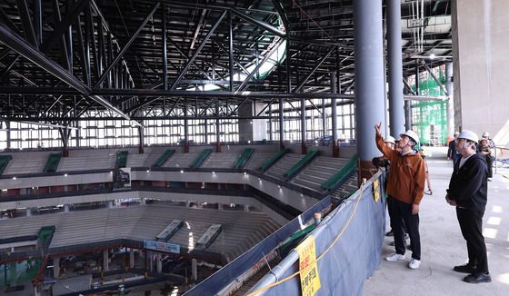 서울아레나 공사현장 둘러보는 오세훈 시장