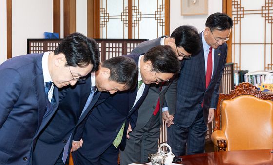 여야 원내대표단과 손 잡고 인사하는 우원식 국회의장