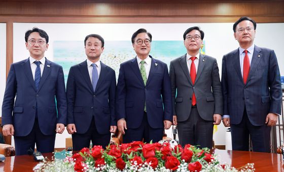 여야 원내대표단과 회동하는 우원식 의장