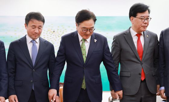 여야 원내대표 손 잡는 우원식 국회의장