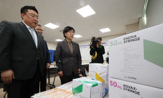 주사기 제품 살펴보는 정은경 장관