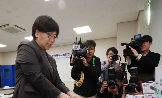 다양한 주사기 제품 살펴보는 정은경 장관