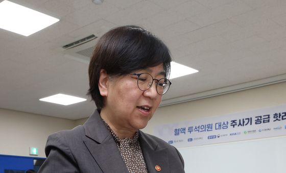 다양한 주사기 제품 살펴보는 정은경 장관