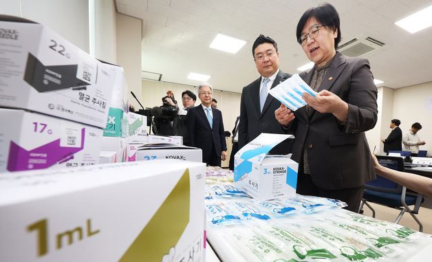 주사기 제품 살펴보는 정은경 보건부 장관