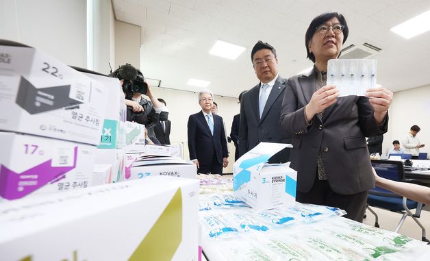 주사기 살펴보는 정은경 장관