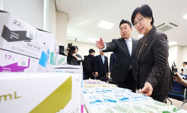 주사기 제품 살펴보는 정은경 장관