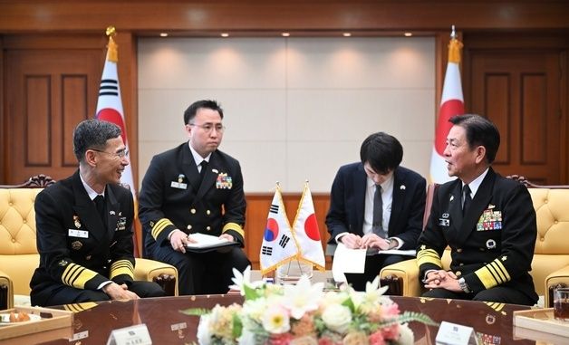 日 해상막료장 만난 해군참모총장
