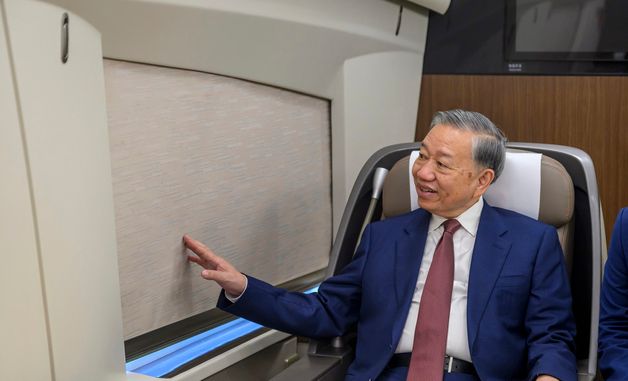 [포토] 中 고속철도 탑승한 또 럼 베트남 서기장