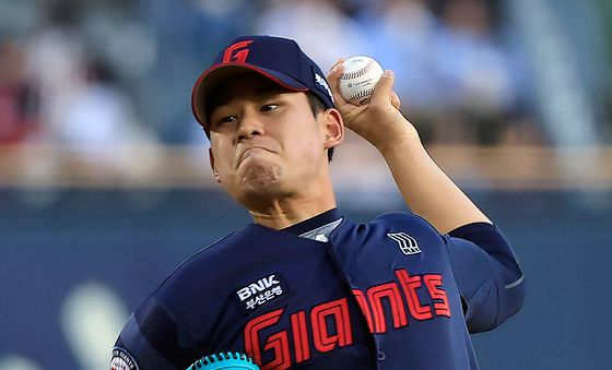 힘차게 공 던지는 롯데 선발 김진욱