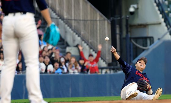 한동희 '오스틴 잡아야 하는데