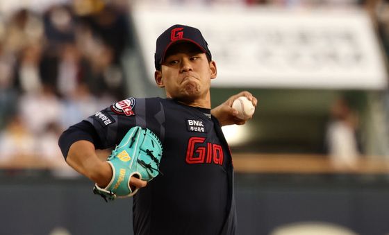 역투하는 김진욱