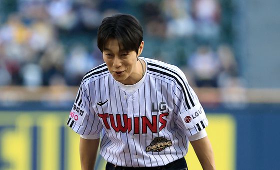 인사하는 윤두준