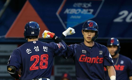 홈런으로 선취점 만든 손성빈