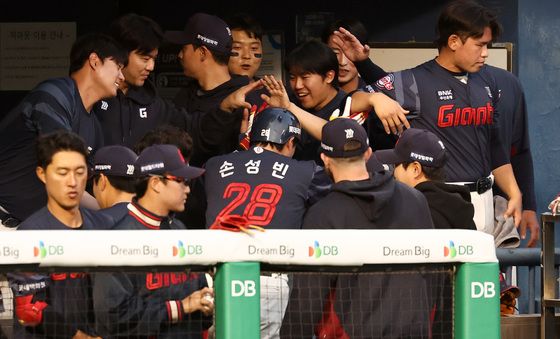 손성빈 솔로홈런으로 앞서가는 롯데