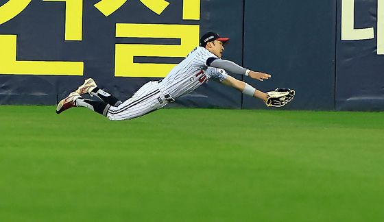 몸 날려 타구 잡아내는 박해민