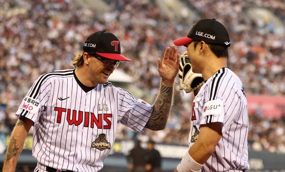 박해민 호수비 기뻐하는 웰스