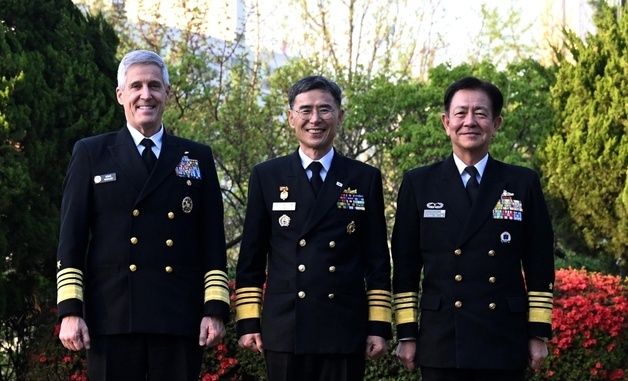 한자리에 모인 한·미·일 해군