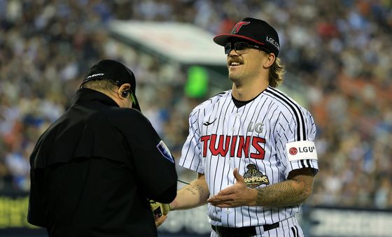 미소 지으며 검사 받는 웰스