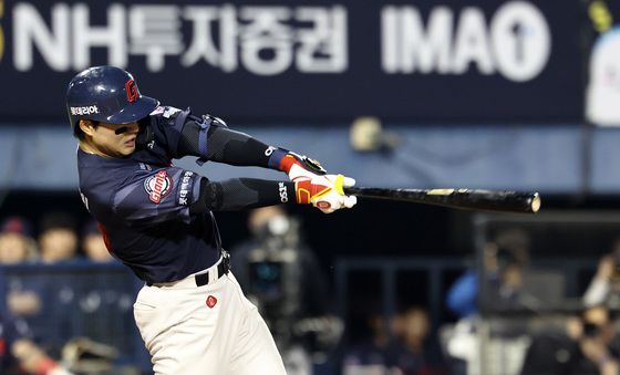 2루타 날리는 한태양