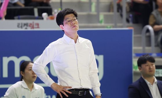 경기 지켜보는 하상윤 감독