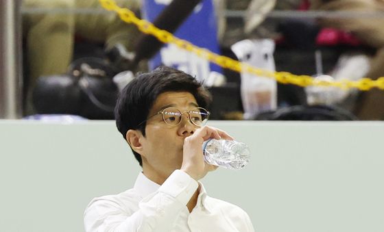 경기 지켜보는 하상윤 감독