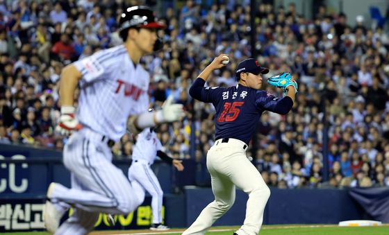 1루로 송구하는 김진욱