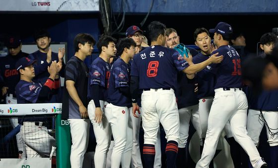 7회말 마운드에서 내려온 김진욱