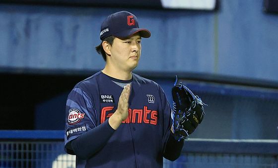 야수들 향해 박수 보내는 김원중