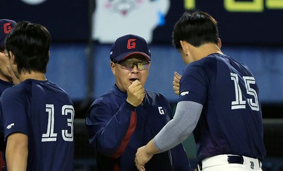 미소 짓는 김태형 감독