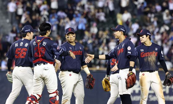 승리의 기쁨 나누는 롯데