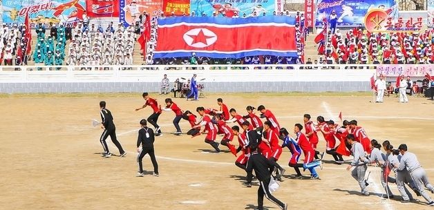 北, 태양절 맞아 강선 노동계급 충성심 부각