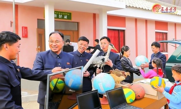 북한, 산골 분교 지원한 검찰 일꾼들 미담 조명