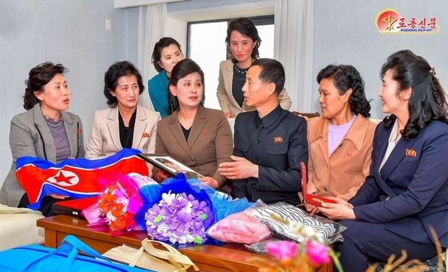 북한, 열사 유가족 찾은 여맹 일꾼들 조명