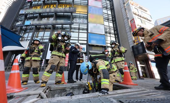 화재 발생한 전력구 내부로 진입하는 소방대원들